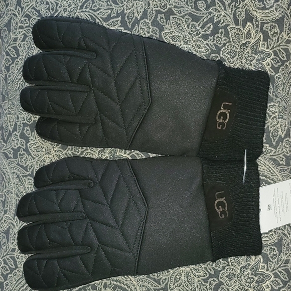 UGG Quilted Winter Touchscreen Compatible Gloves With Knit Cuff - Black - Picture 4 of 6